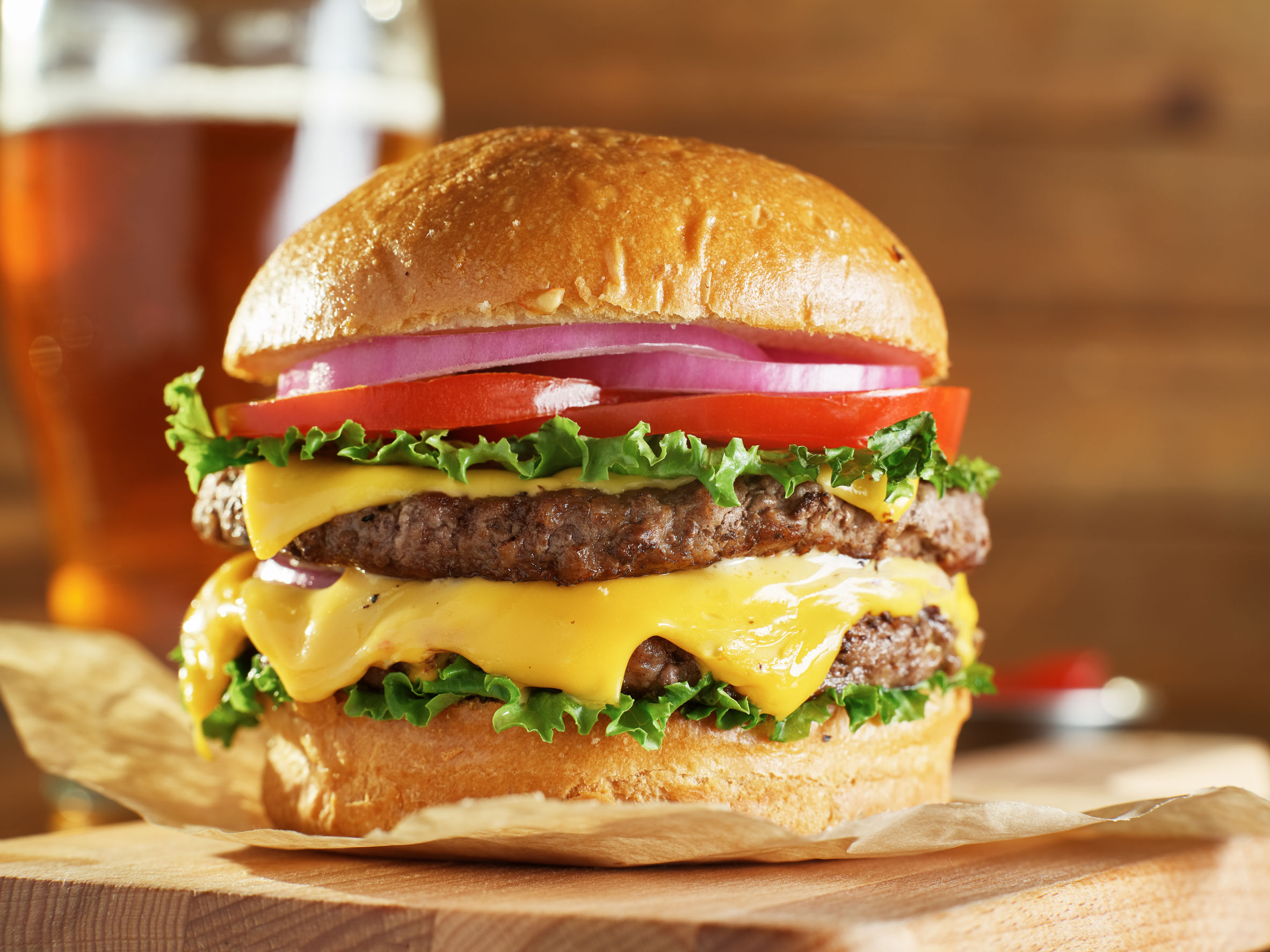 Фаст фуд 3. Гамбургер и чизбургер отличие. Гамбургер и чизбургер отличие в Макдональдсе.