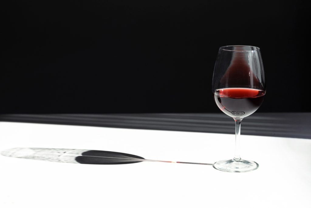 crveno vino u casi, vino u restoranima