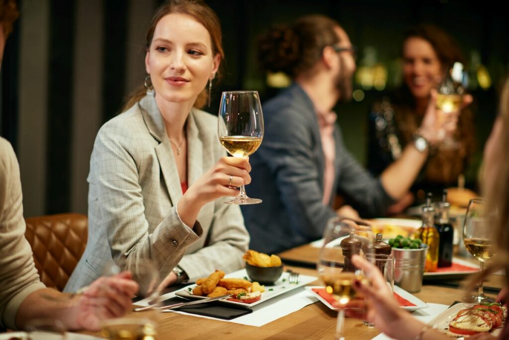 gost restorana pije vino