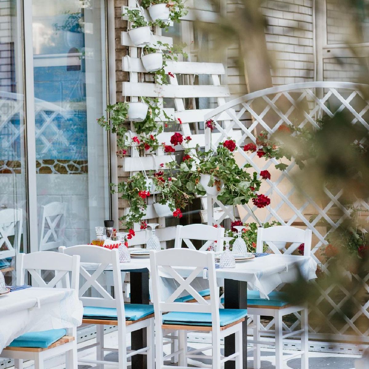 Piatakia grčki restoran sto i stolice