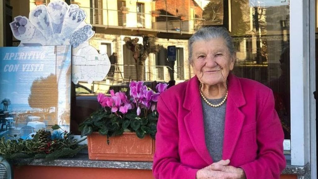 Najstarija baristica na svetu Ana Posi ispred kafića