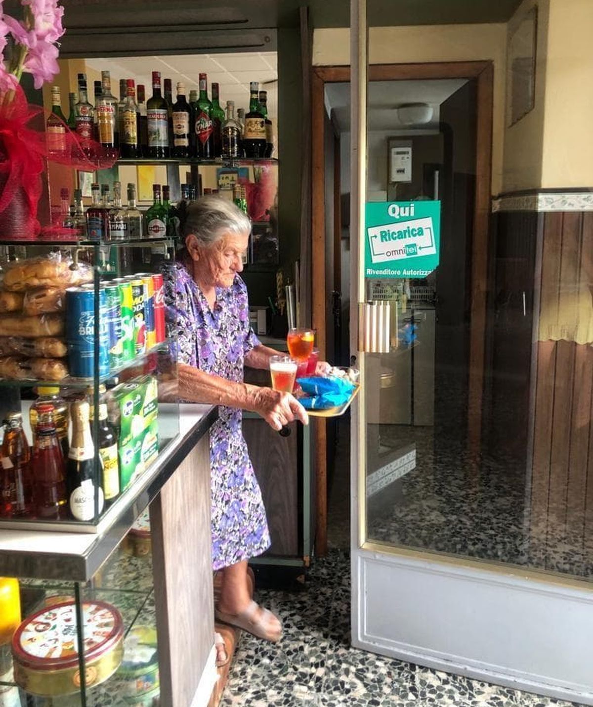 Najstarija baristica na svetu Ana Posi poslužuje goste