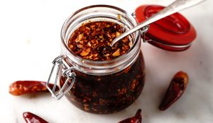 Svetski dan ljute hrane čili ulje u teglici