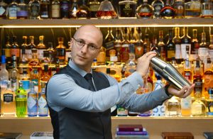 Bojan Merdovic u koktel baru Ateljea vina Sapat