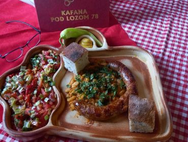 kafana pod lozom price iz kafane