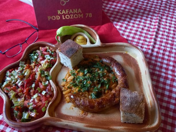 kafana pod lozom price iz kafane
