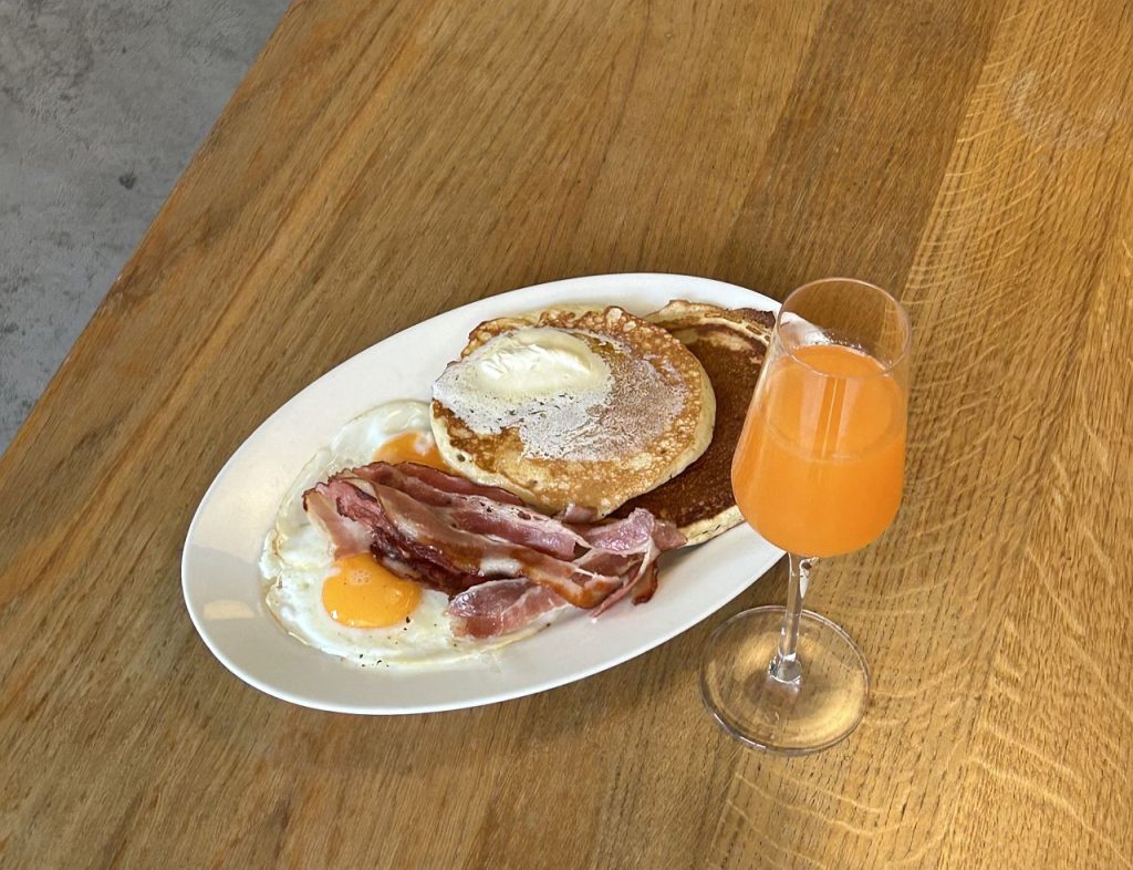 June Cafe - Pancakes sa slaninom i jajetom uz koktel Mimosa