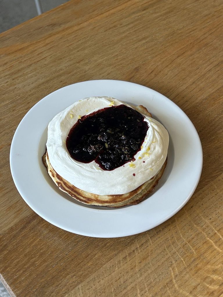 June Cafe - pancakes sa kermom i borovnicama