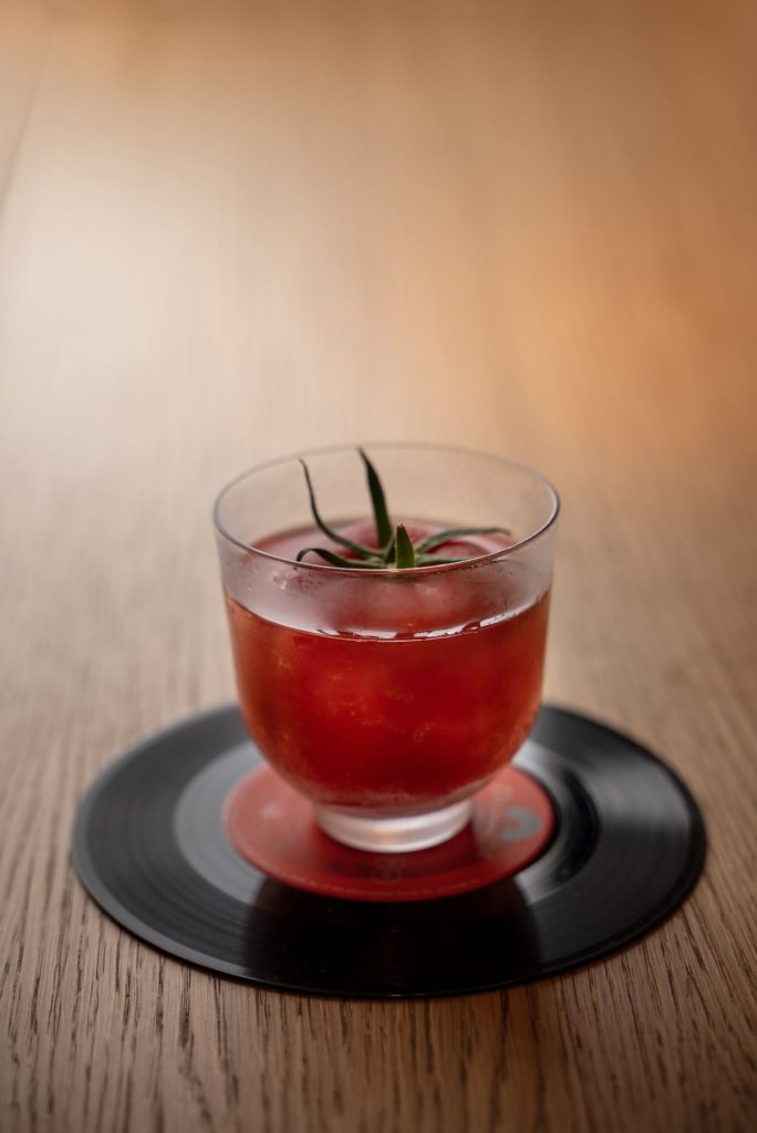 Koktel od tekile sa Cointreauom, limetom, kokosom, dodatkom paste Tom Yum, a umesto leda u čaši se nalazi zamrznuti paradajz, sve na singlici tj. maloj vinil ploči.
