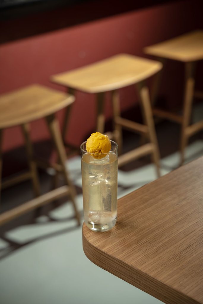 Highball Dripping Sun sa sorbetom od manga, galangalom i kombuchom