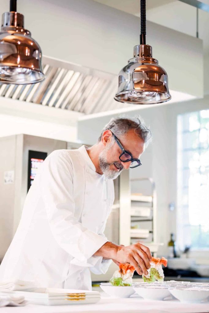 Chef Massimo Bottura u kuhinji restorana Cavallino