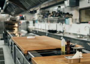 osiguranje restorana razlozi, restoranska kuhinja sređena i uredna sa elementima i potrebnim priborom