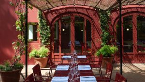 Restoran Cavallino je Massimo Bottura kreirao kao prostor koji spaja nasleđe Formule 1, italijansku kulinarsku tradiciju i savremeni luksuz