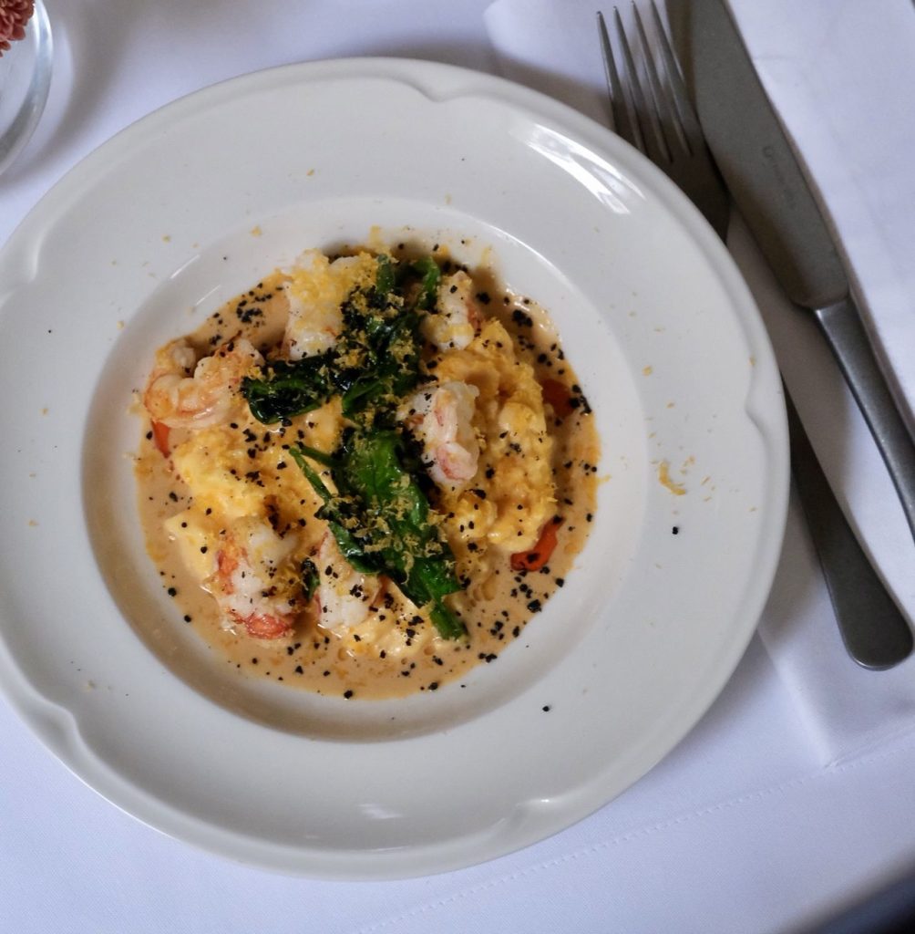 Kajgana sa škampima, spanaćem i biskom, fresca restoran