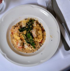 Kajgana sa škampima, spanaćem i biskom, fresca restoran