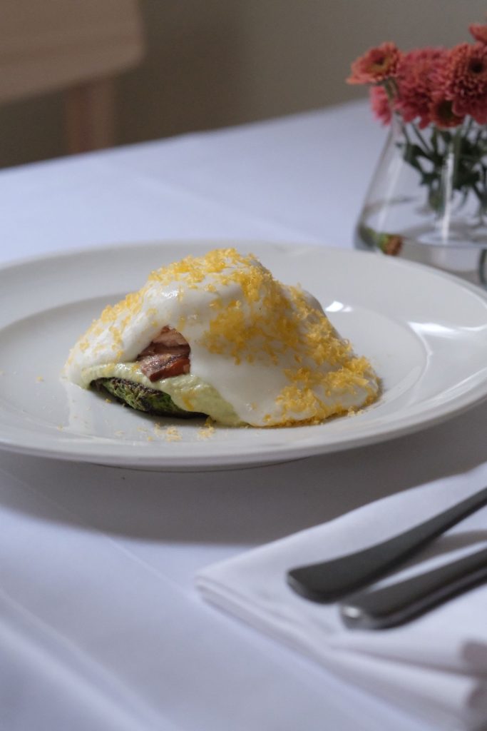 Palačinke od tikvica sa dimljenim lososom, poširanim jajetom i penom od parmezana